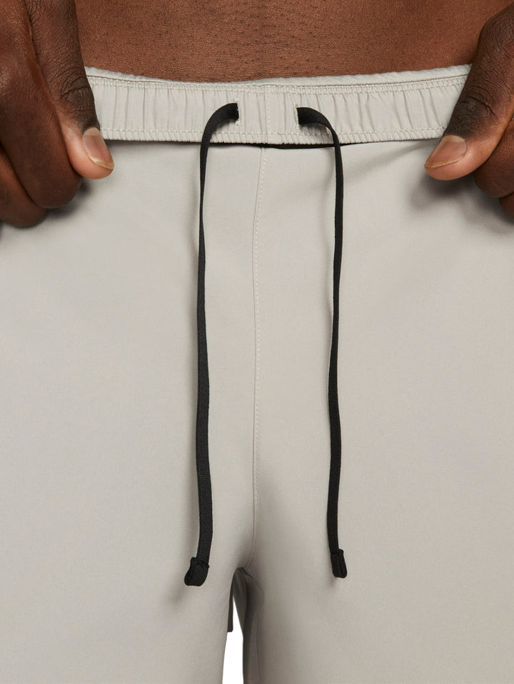 Pantalones cortos deportivos Nike en color gris cobblestone para hombre.