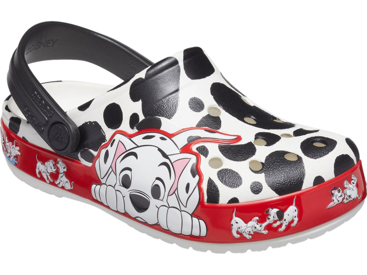Zueco Crocs blanco con manchas negras y base roja con ilustraciones de los 101 dálmatas.