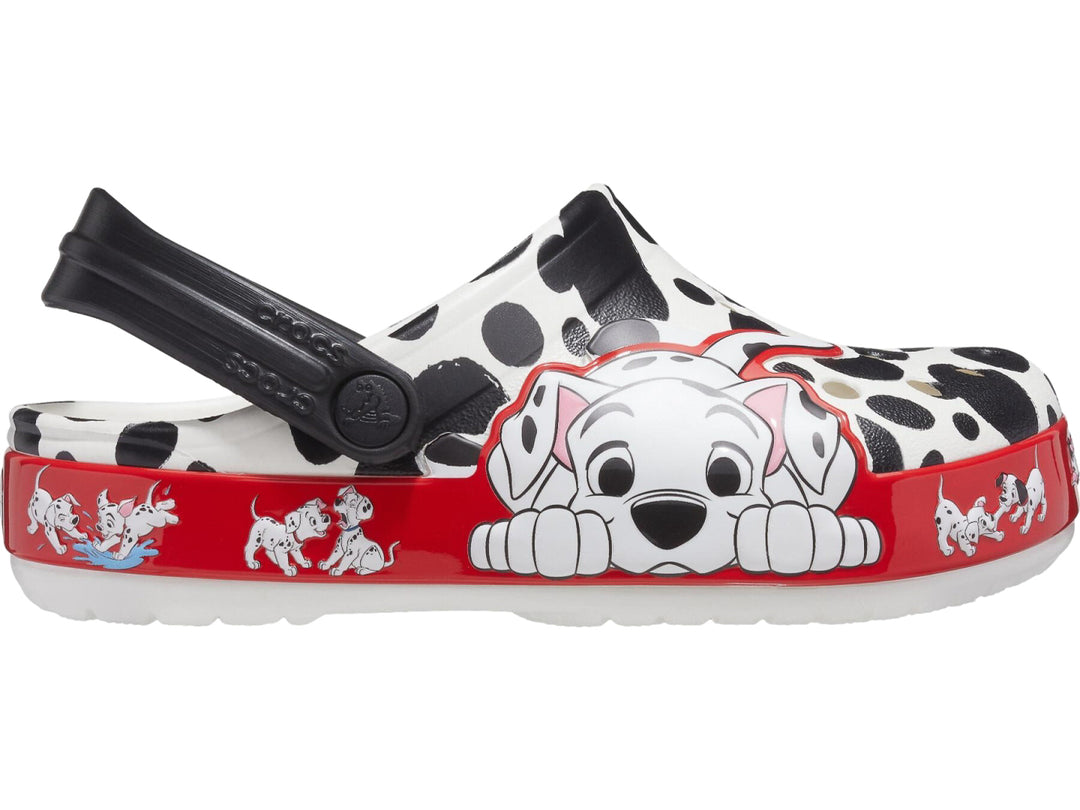 Zueco Crocs blanco con manchas negras y base roja con ilustraciones de los 101 dálmatas.