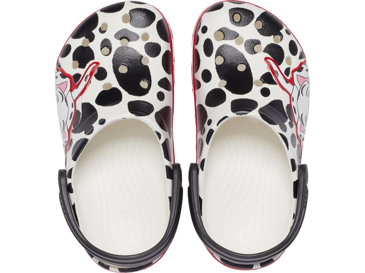 Zueco Crocs blanco con manchas negras y base roja con ilustraciones de los 101 dálmatas.