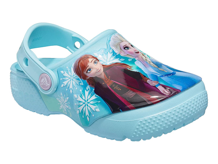 Zuecos Crocs color azul claro con estampado de Anna y Elsa de Frozen II para niños.