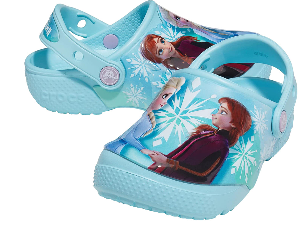 Zuecos Crocs color azul claro con estampado de Anna y Elsa de Frozen II para niños.