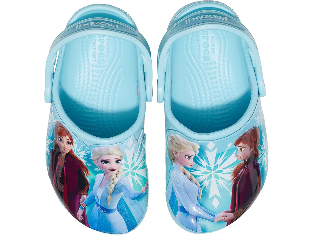 Zuecos Crocs color azul claro con estampado de Anna y Elsa de Frozen II para niños.