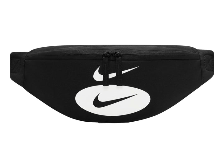 Riñonera Nike Heritage en color negro con logotipo blanco frontal y cierre de cremallera.
