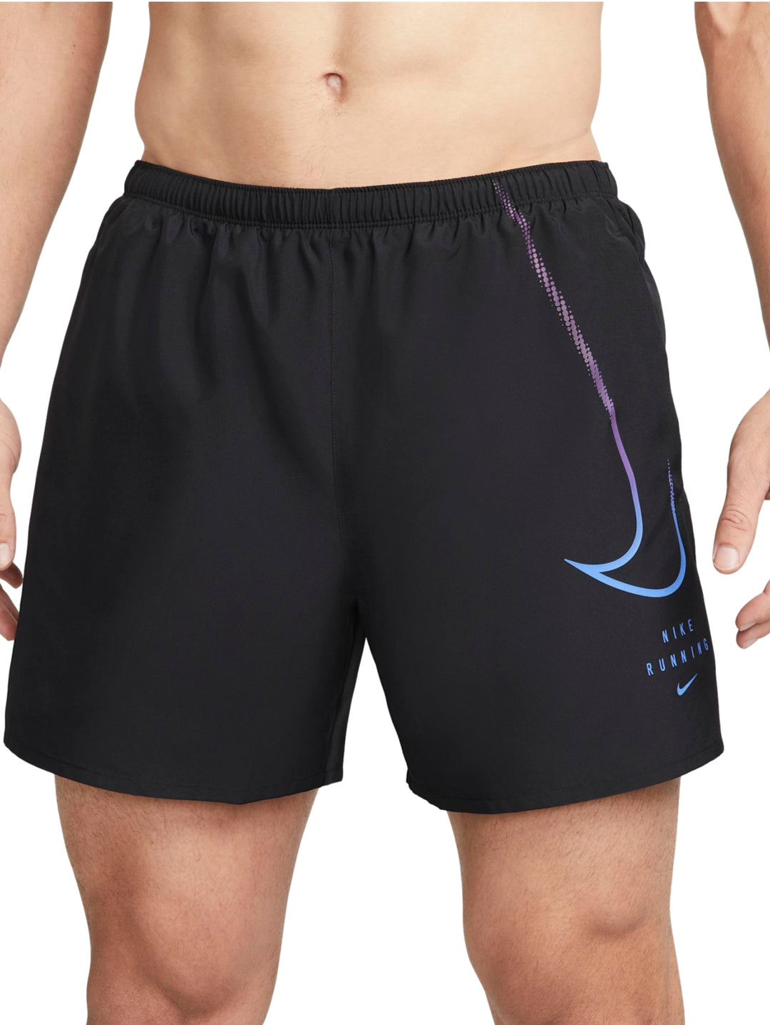 Pantalones cortos deportivos Nike color negro con detalle gráfico en azul en la pierna izquierda.