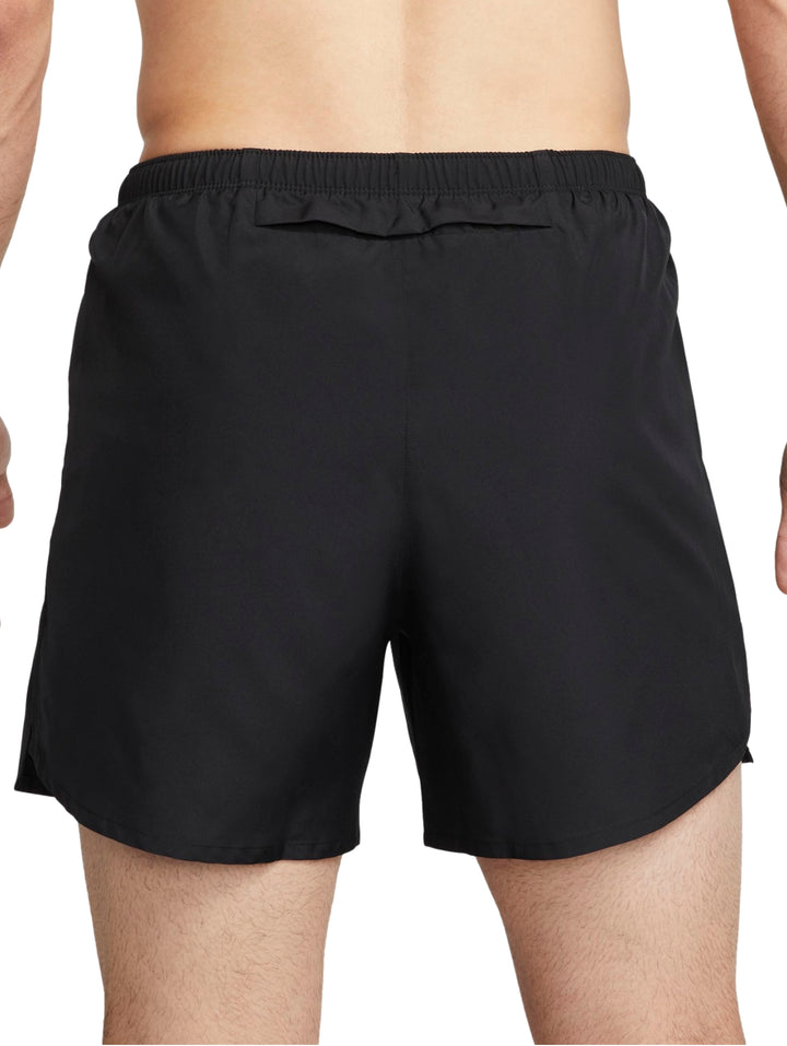 Pantalones cortos deportivos Nike color negro con detalle gráfico en azul en la pierna izquierda.