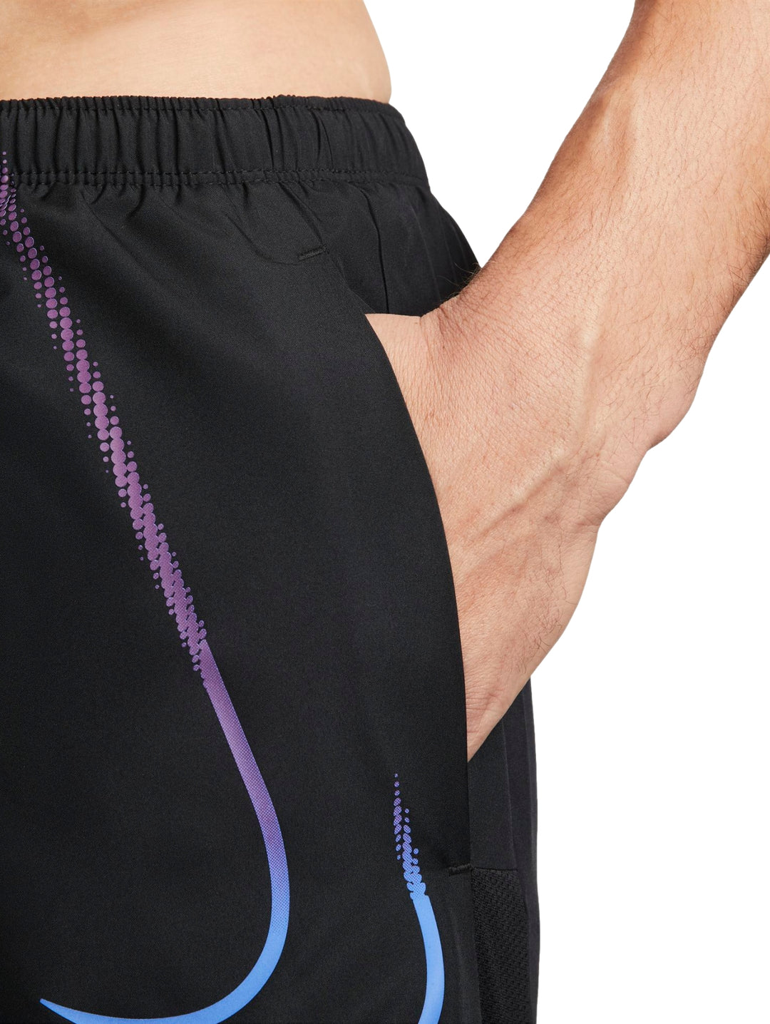 Pantalones cortos deportivos Nike color negro con detalle gráfico en azul en la pierna izquierda.