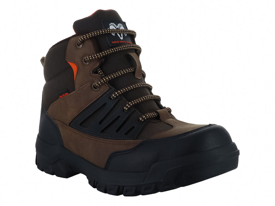 Bota color café con suela negra y detalles en naranja, diseño robusto.
