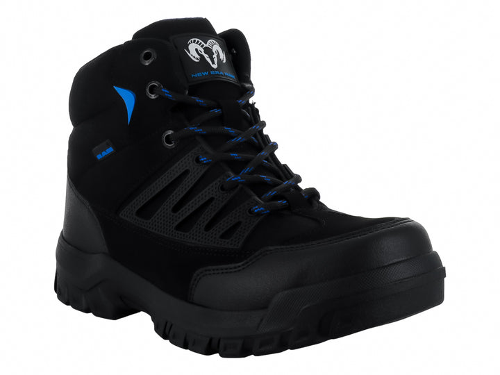 Bota deportiva RAM color negro con detalles en azul y suela robusta.