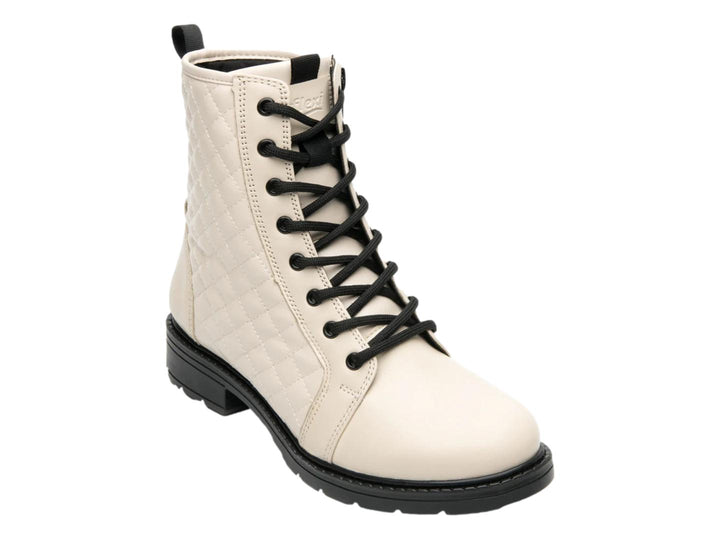 Bota color crema con diseño acolchado, agujetas y suela negras.