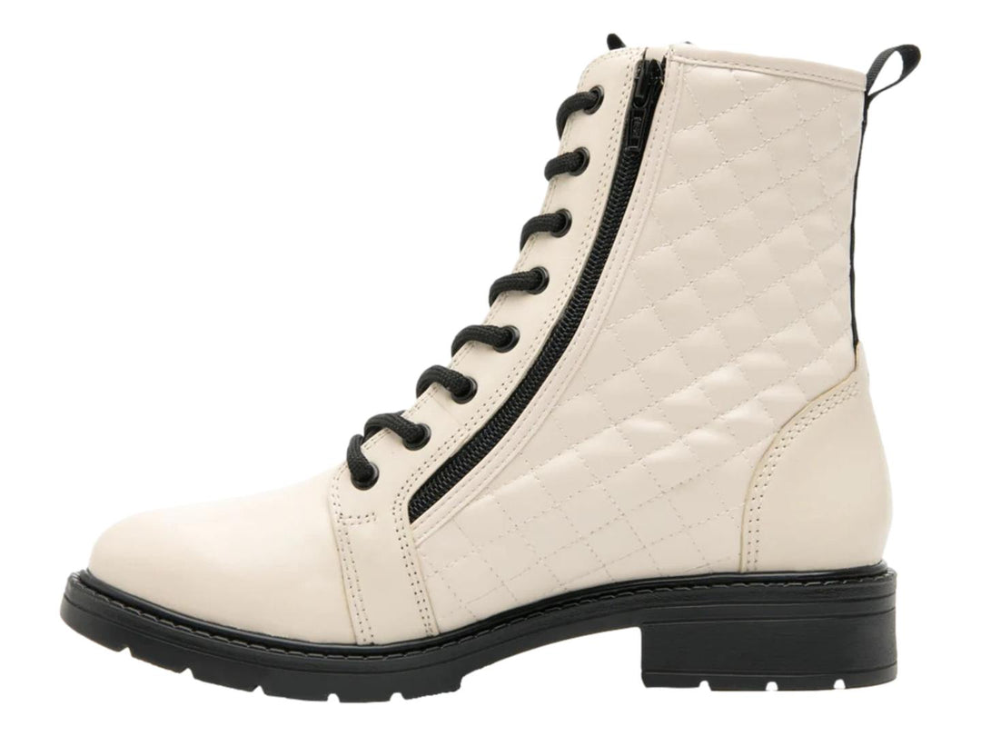 Bota color crema con diseño acolchado, agujetas y suela negras.