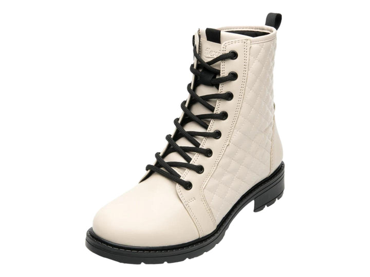 Bota color crema con diseño acolchado, agujetas y suela negras.