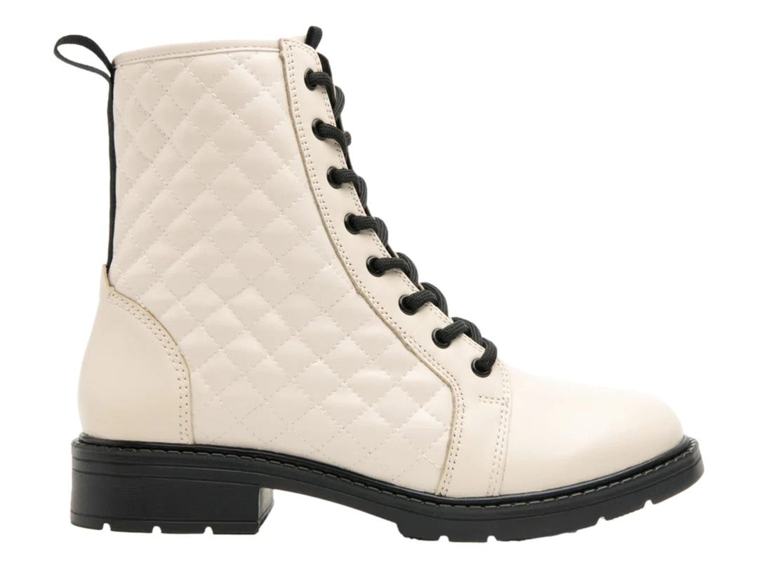Bota color crema con diseño acolchado, agujetas y suela negras.