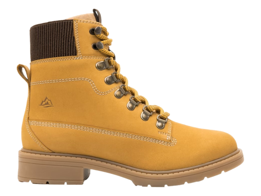 Bota casual color trigo con cordones y detalle de tela marrón en el cuello.