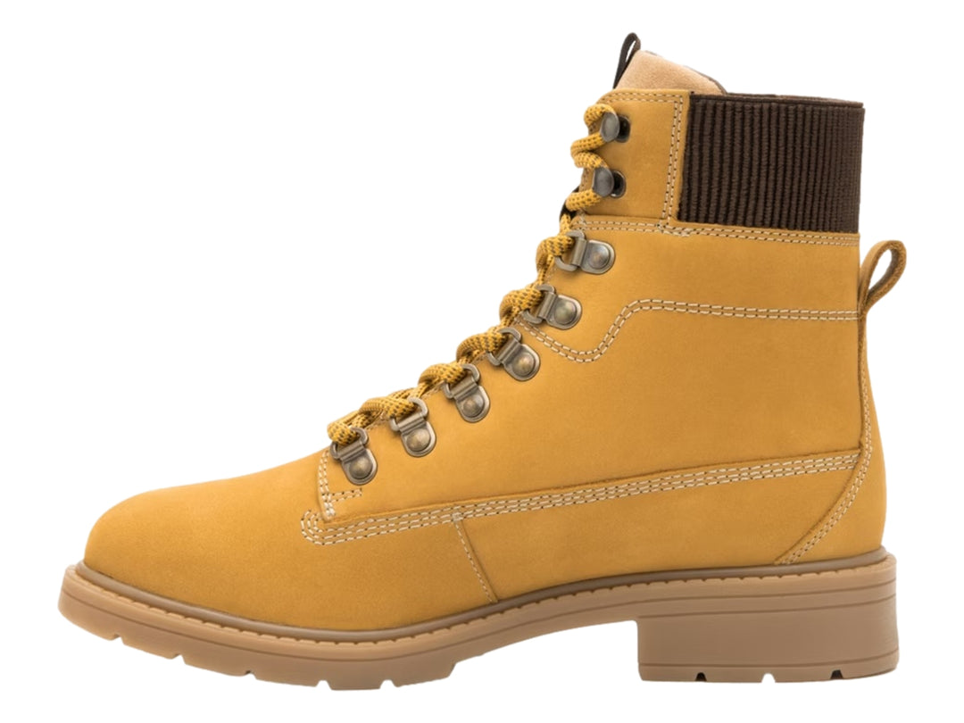 Bota casual color trigo con cordones y detalle de tela marrón en el cuello.