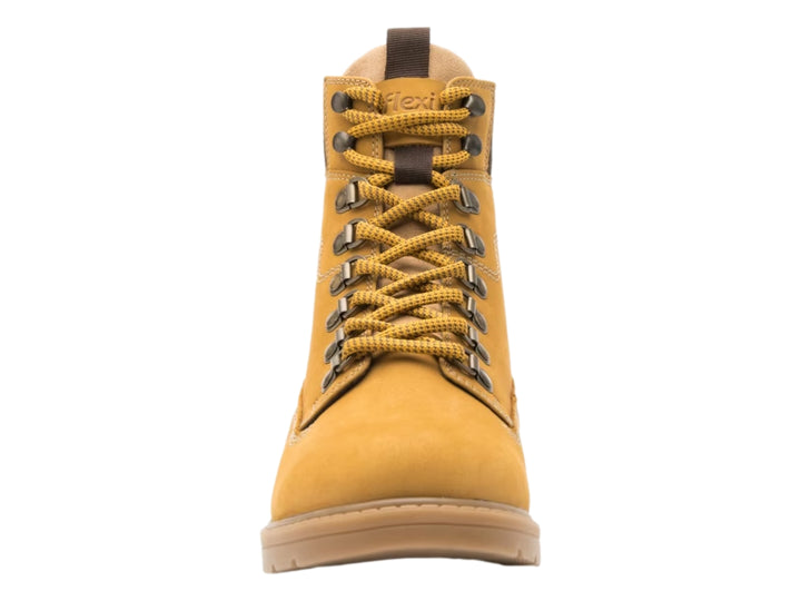 Bota casual color trigo con cordones y detalle de tela marrón en el cuello.
