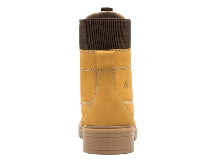 Bota casual color trigo con cordones y detalle de tela marrón en el cuello.