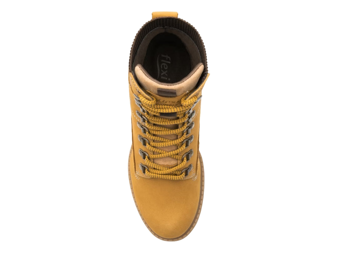 Bota casual color trigo con cordones y detalle de tela marrón en el cuello.