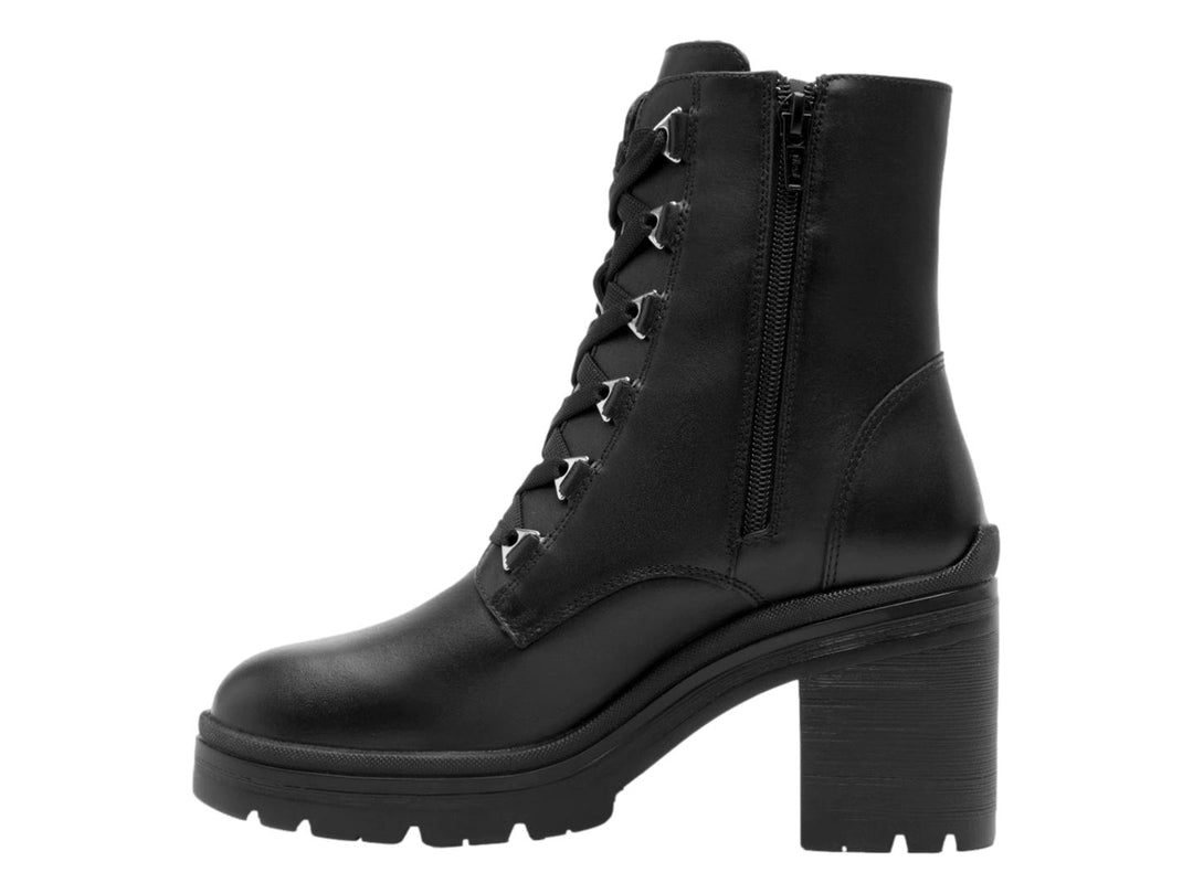 Bota negra de cuero para mujer con agujetas y tacón grueso cuadrado sobre fondo blanco.