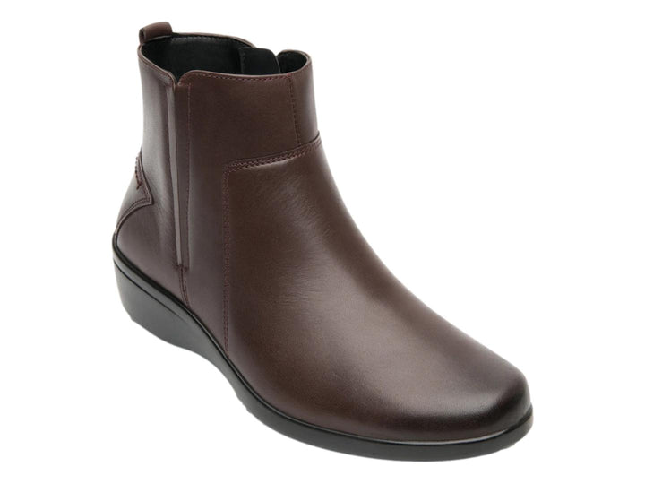 Botín de cuero color marrón oscuro con suela negra y diseño casual.