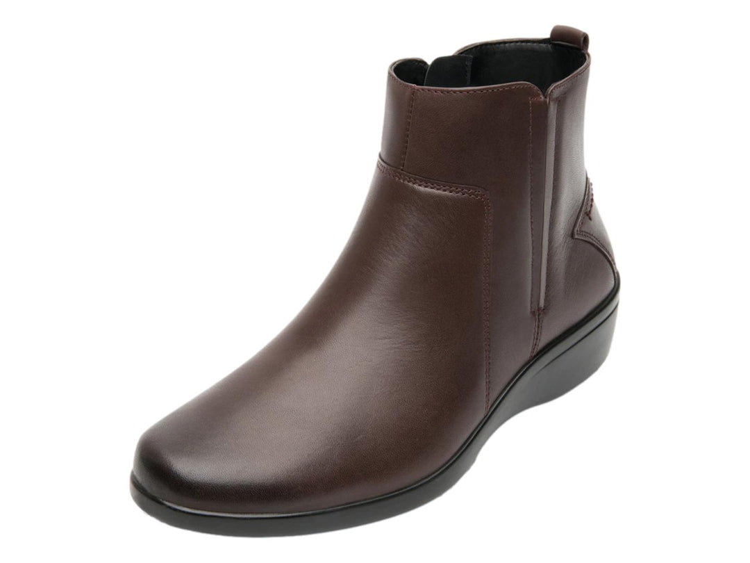 Botín de cuero color marrón oscuro con suela negra y diseño casual.