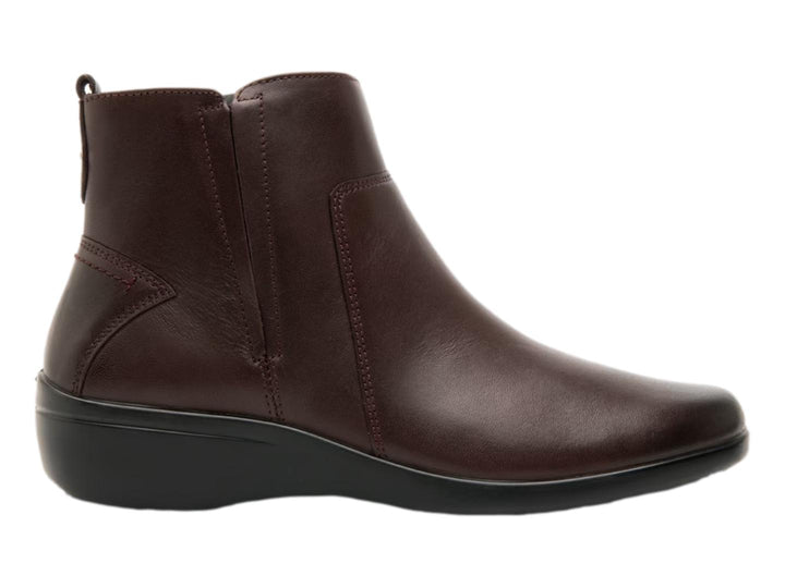 Botín de cuero color marrón oscuro con suela negra y diseño casual.