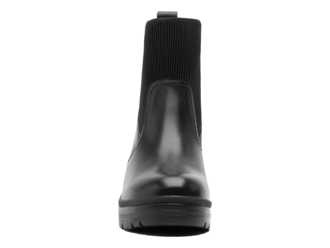 Botín negro de cuero con tacón cuadrado y parte superior de tejido acanalado.