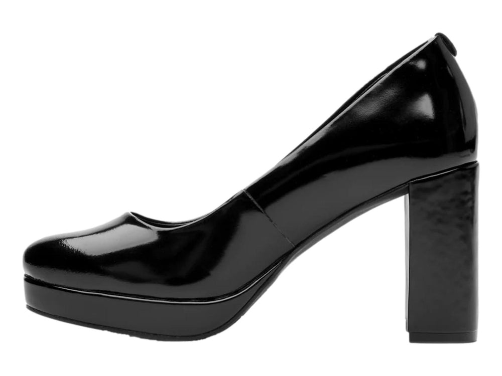 Zapato de tacón alto y plataforma en color negro brillante de cuero.