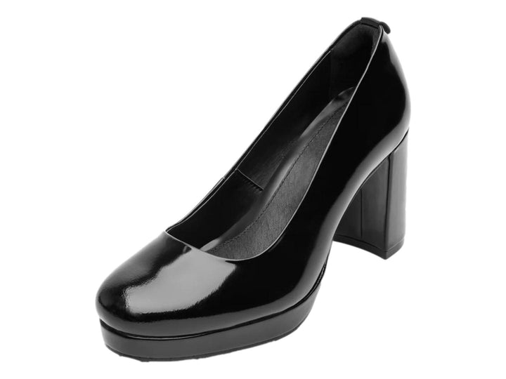 Zapato de tacón alto y plataforma en color negro brillante de cuero.