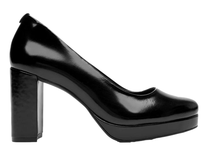 Zapato de tacón alto y plataforma en color negro brillante de cuero.