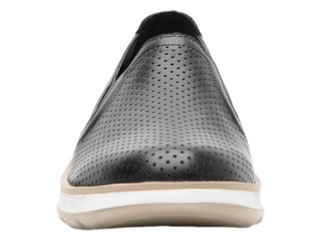 Zapato plano Flexi color negro de cuero perforado con suela blanca y beige para mujer.