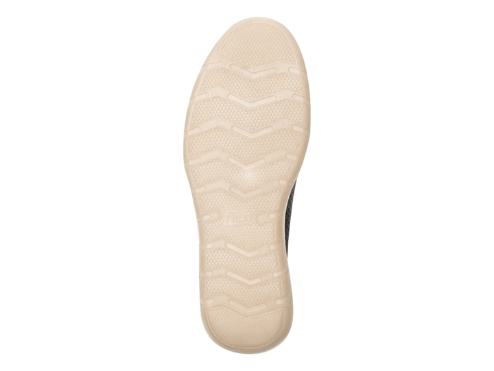Zapato plano Flexi color negro de cuero perforado con suela blanca y beige para mujer.