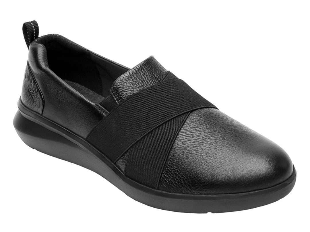 Zapato plano Flexi color negro de piel con banda elástica transversal y suela cómoda.