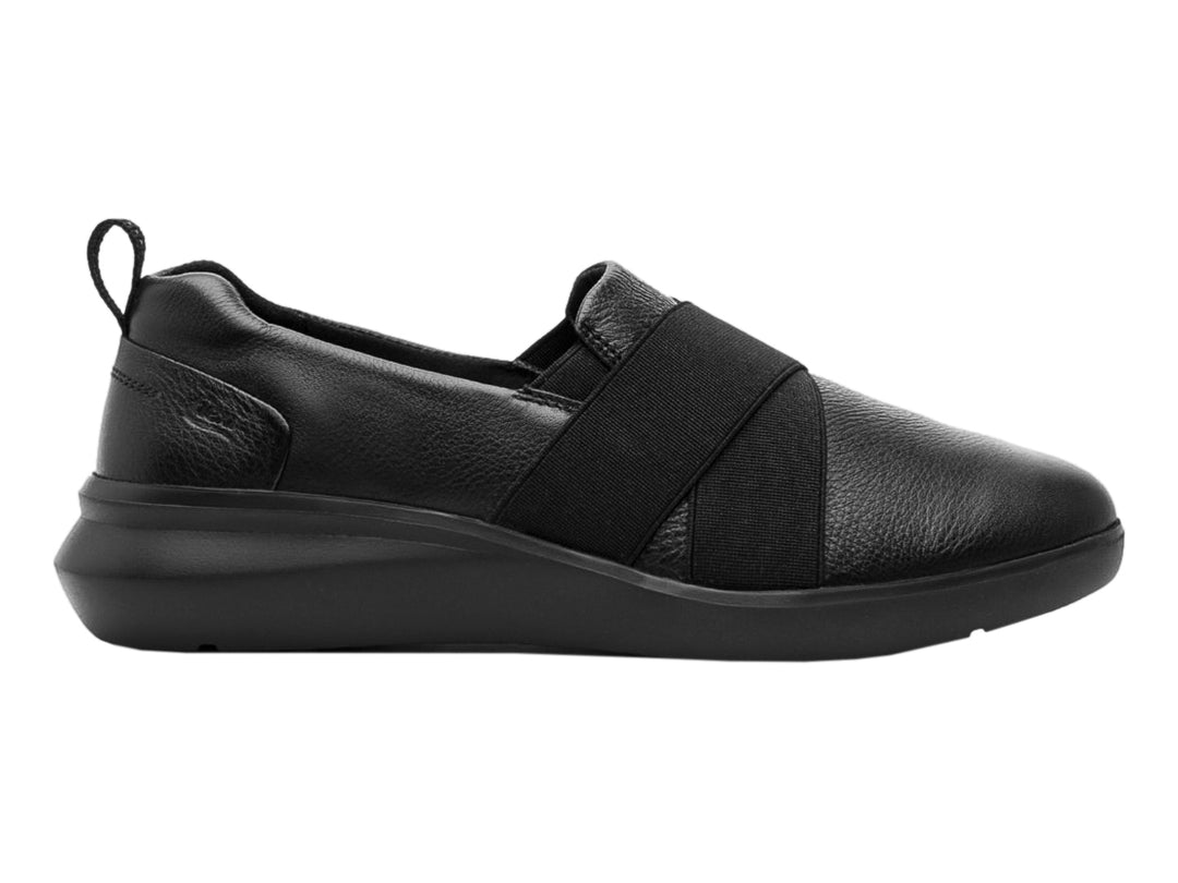 Zapato plano Flexi color negro de piel con banda elástica transversal y suela cómoda.