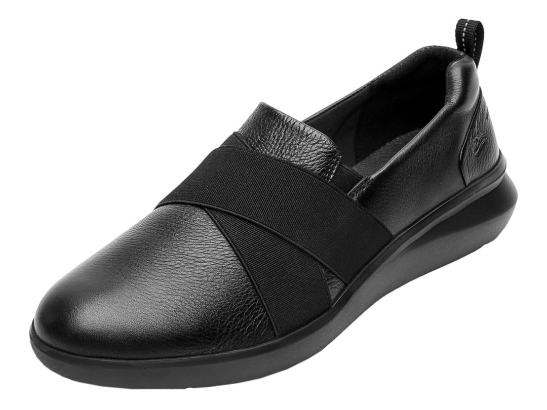 Zapato plano Flexi color negro de piel con banda elástica transversal y suela cómoda.