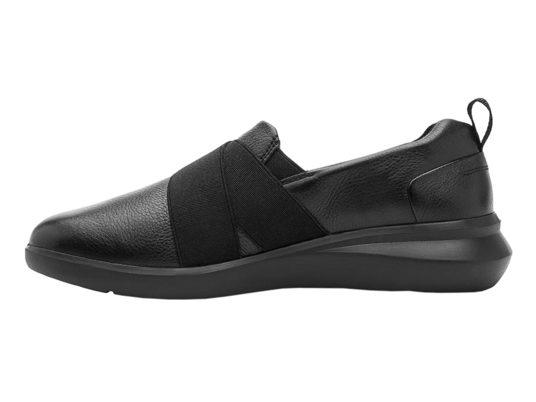 Zapato plano Flexi color negro de piel con banda elástica transversal y suela cómoda.