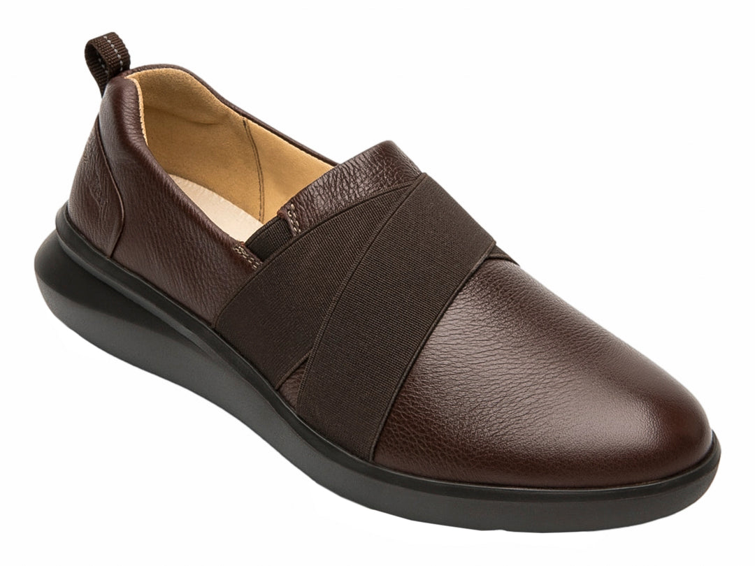 Zapato plano Flexi color marrón oscuro con banda elástica frontal y suela negra.