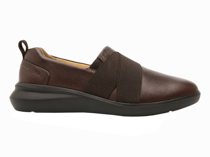 Zapato plano Flexi color marrón oscuro con banda elástica frontal y suela negra.