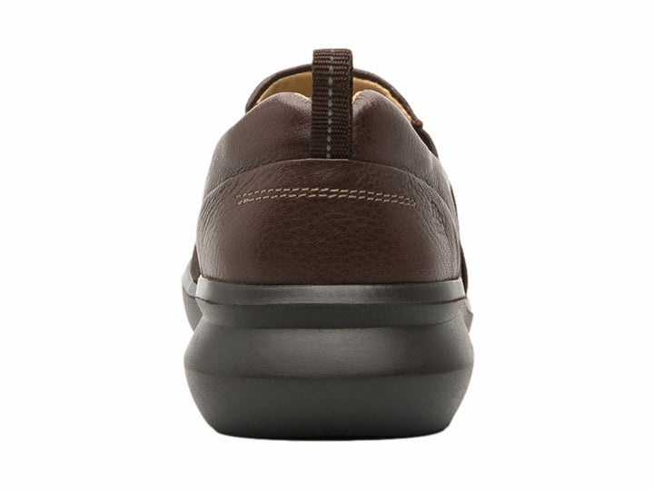 Zapato plano Flexi color marrón oscuro con banda elástica frontal y suela negra.