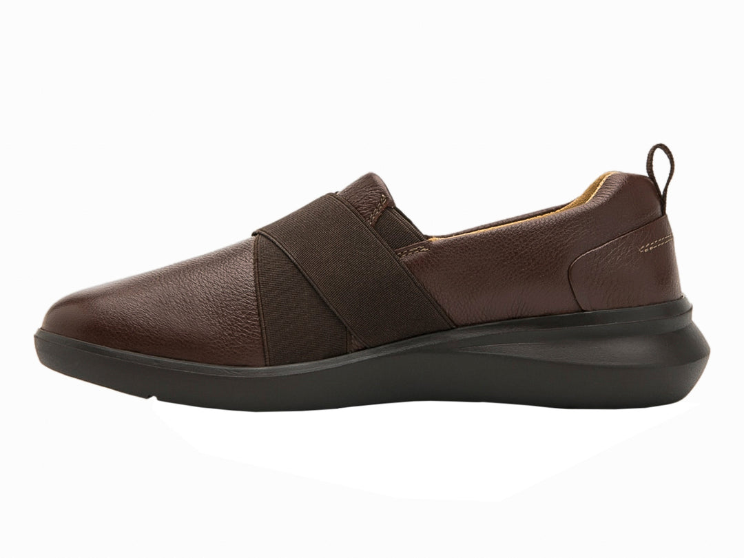 Zapato plano Flexi color marrón oscuro con banda elástica frontal y suela negra.