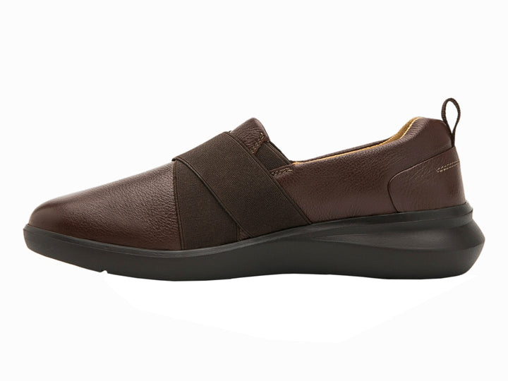 Zapato plano Flexi color marrón oscuro con banda elástica frontal y suela negra.