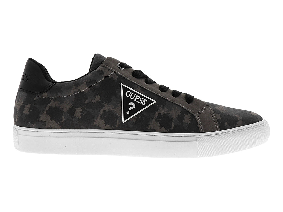 Tenis Guess color gris con estampado de camuflaje, suela blanca y logotipo triangular blanco en el lateral.
