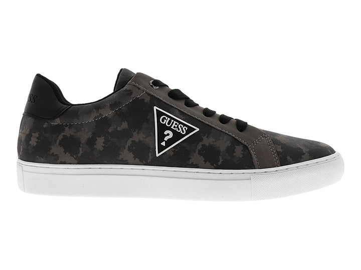 Tenis Guess color gris con estampado de camuflaje, suela blanca y logotipo triangular blanco en el lateral.