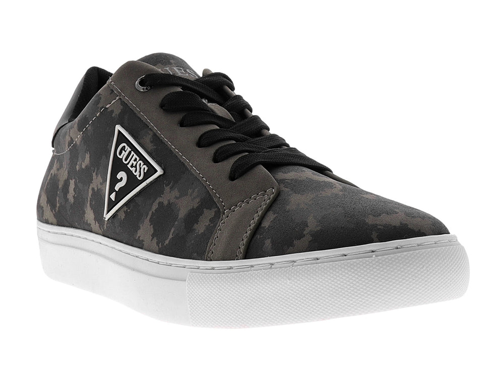 Tenis Guess color gris con estampado de camuflaje, suela blanca y logotipo triangular blanco en el lateral.