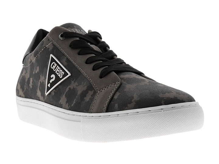 Tenis Guess color gris con estampado de camuflaje, suela blanca y logotipo triangular blanco en el lateral.