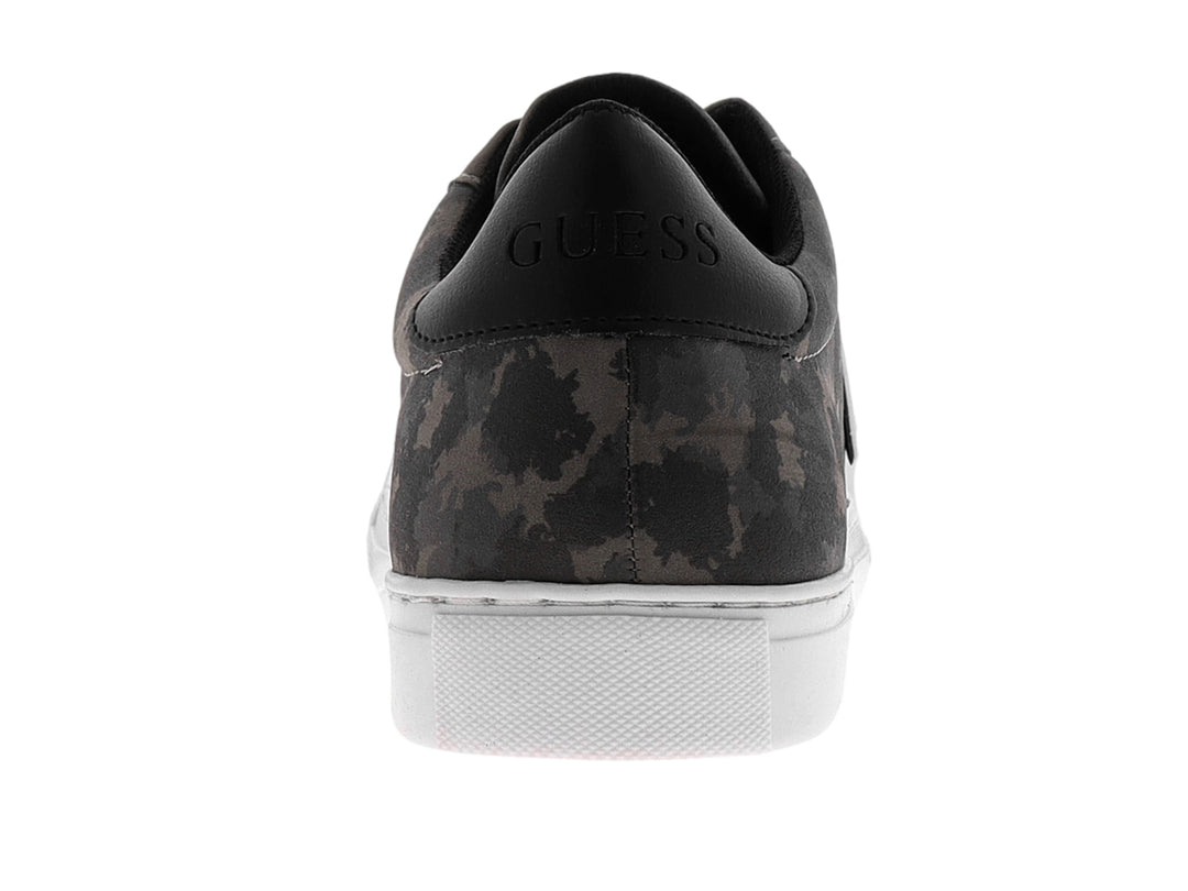 Tenis Guess color gris con estampado de camuflaje, suela blanca y logotipo triangular blanco en el lateral.
