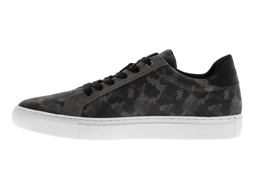 Tenis Guess color gris con estampado de camuflaje, suela blanca y logotipo triangular blanco en el lateral.