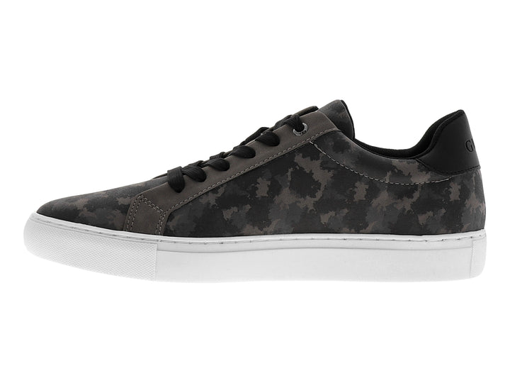 Tenis Guess color gris con estampado de camuflaje, suela blanca y logotipo triangular blanco en el lateral.