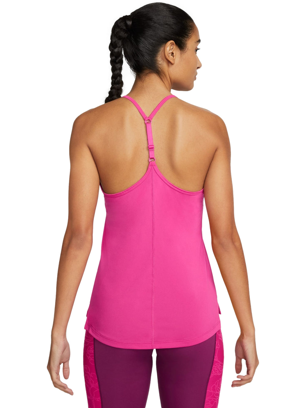 Mujer vistiendo tank top deportivo Nike en color rosa intenso.