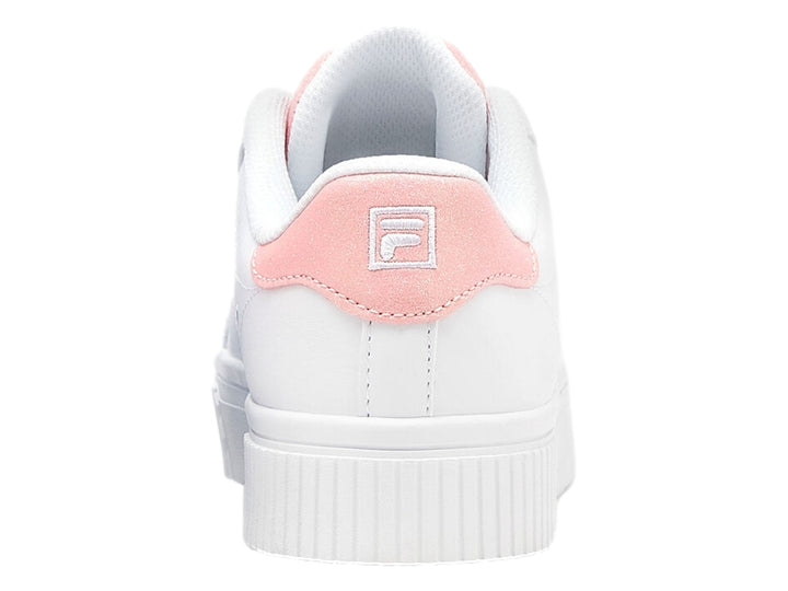 Tenis FILA blancos con detalles en rosa y suela de plataforma blanca.